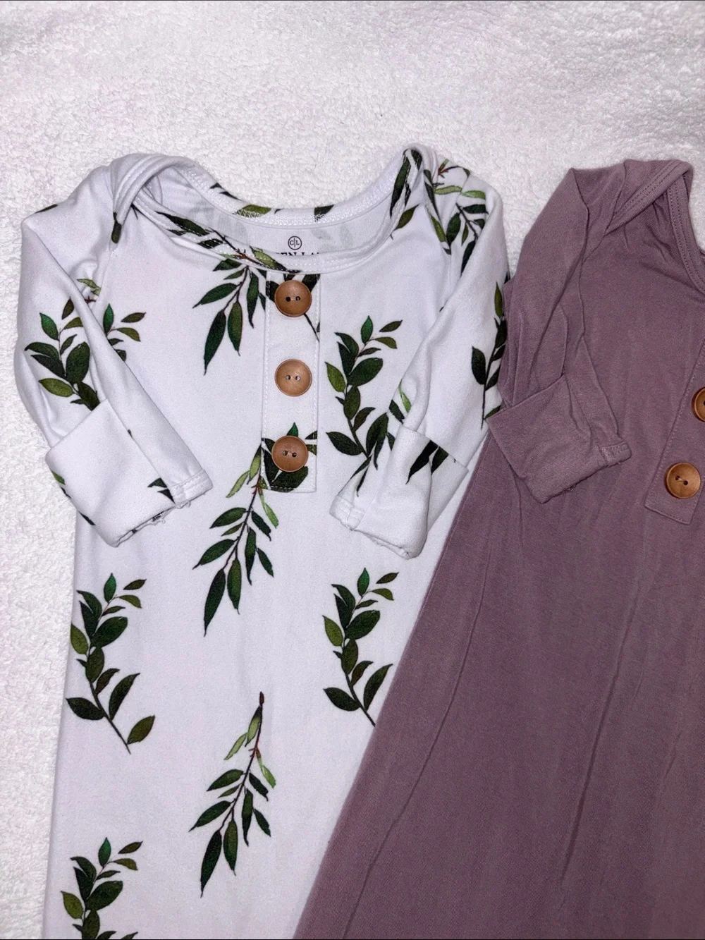 Caden Lane Mauve and White Leaf Print Knotted Sleep Gowns 0/3m